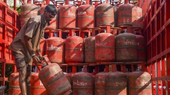 LPG supply India: वैश्विक संकट के बीच भारत में LPG सप्लाई बरकरार, 18 करोड़ सिलेंडर की डिलीवरी